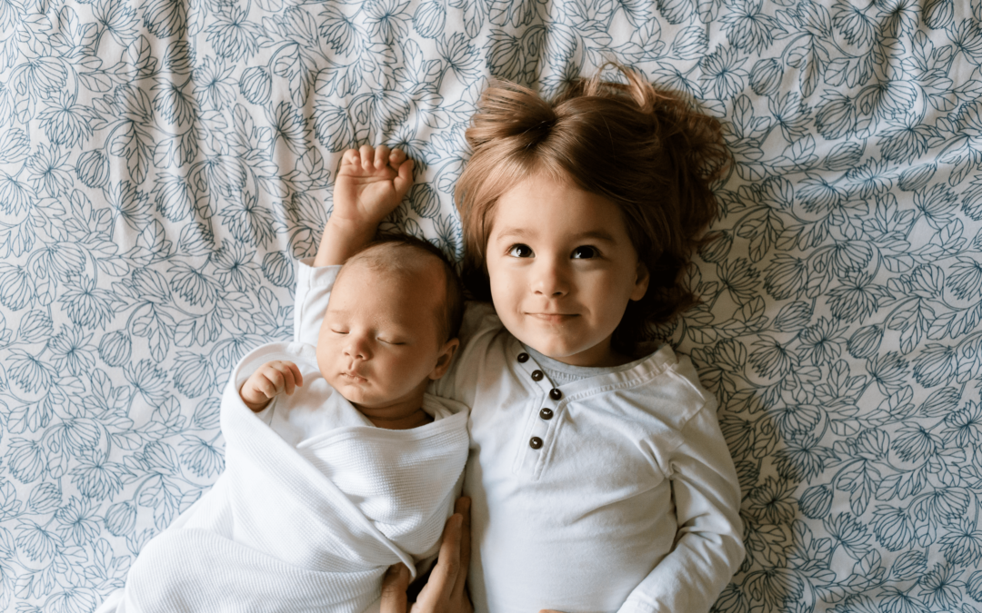 un nouveau-né avec sa grande soeur à coté